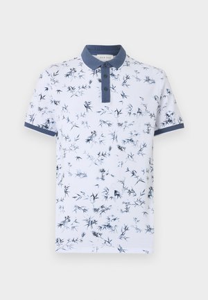Polo blanc à manches courtes avec imprimé floral bleu, col bleu marine, patte de boutonnage et poignets de manches bleu marine.