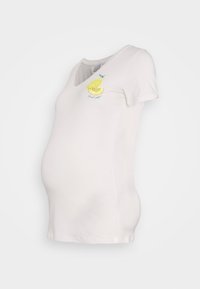 T-shirt de maternidade branca com decote em V, apresentando um bordado de limão amarelo na frente. Feita de um tecido de algodão suave, com um design ajustado pensado para o conforto.