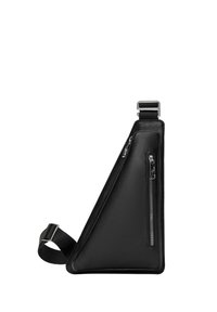 Borsa a tracolla in pelle nera con forma triangolare, dotata di due tasche con zip, una tracolla regolabile e una chiusura in metallo. Texture liscia.