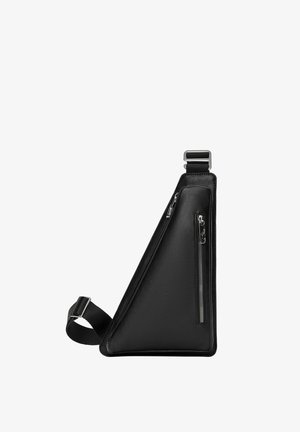 Borsa a tracolla in pelle nera con forma triangolare, dotata di due tasche con zip, una tracolla regolabile e una chiusura in metallo. Texture liscia.