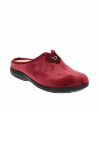 Pantofole rosse in peluche senza lacci con suola nera e un patch a forma di cuore con un piccolo design triangolare nella parte superiore.