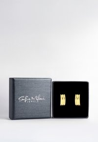 Orecchini a cerchio dorati con tre barre curve ciascuno, presentati in una scatola nera texture con interno in velluto, caratterizzata da un brand bianco.
