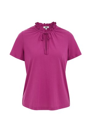 Lila rövid ujjú blúz fodros, magas nyakrésszel és elől megkötős díszítéssel, puha, könnyű anyagból készült.