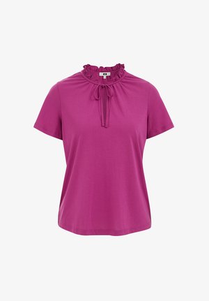 Violeta īss piedurkņu blūze ar volāniem uz augsta apkakļa un priekšējām mezglota detaļām, izgatavota no mīkstas, vieglas auduma.