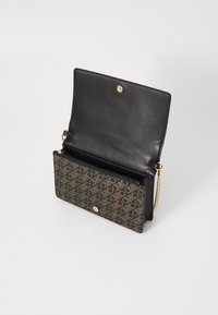 Juodas odinis rankinukas su tamsiai rudos spalvos raštuota priekiu. Turi snap užsegimą, auksinius aksesuarus ir nuimamus grandininius dirželius.