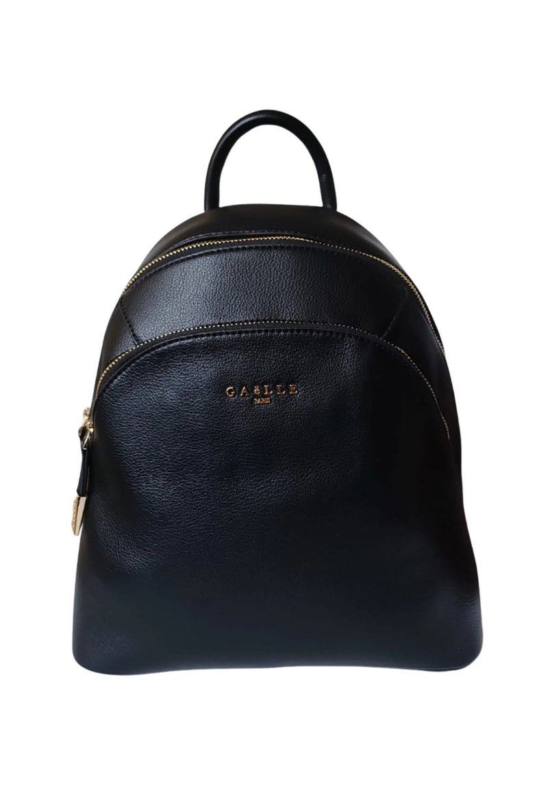 Zaino in pelle nera con parte superiore arrotondata, dettagli in cerniera dorata e logo in rilievo. La superficie ha una texture liscia con cuciture sottili.