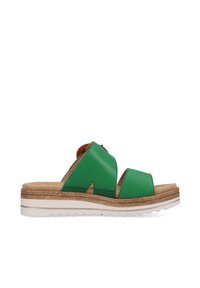 Sandali in pelle verde con cinturini incrociati, soletta beige e una suola intermedia in juta texturizzata su una suola in gomma bianca.