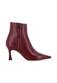 Stivale in pelle bordeaux con punta affusolata, cerniera laterale e tacco a stiletto di altezza media su uno sfondo bianco.