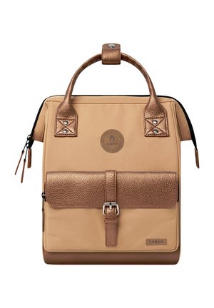 Beiger und bronzefarbener quadratischer Rucksack mit oberen Tragegriffen, vordertaschen mit Schnalle, Reißverschlussverschlüssen sowie Cabaia-Logo in der Mitte vorne und unten rechts.