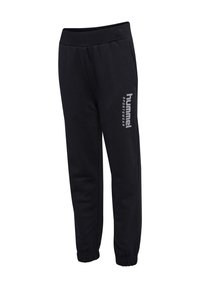 Zwarte sportbroek gemaakt van zachte stof, met een elastische tailleband, cuffs aan de onderkant en een wit "hummel sportswear" logo aan de zijkant.