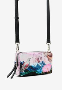 Portfel na ramię wykonany z fakturowanego materiału syntetycznego, z różowo-niebieskim motywem gór, grafiką kolibra, czarnym paskiem i srebrnymi metalowymi elementami.