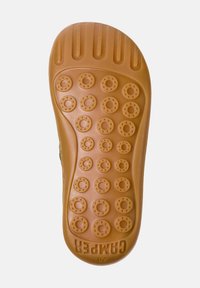 Semelle de chaussure en caoutchouc de couleur beige avec des motifs circulaires et des grips en relief, arborant le nom de la marque "CAMPECHI" et la taille "28" au dos.