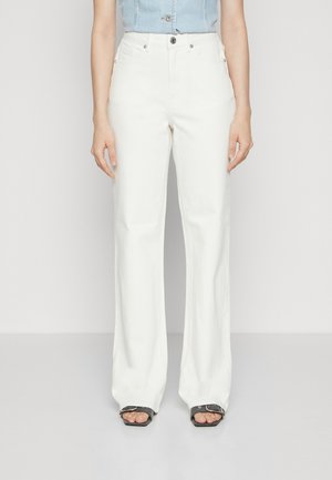 VMTESSA HR WIDE - Flared Jeans - bright white