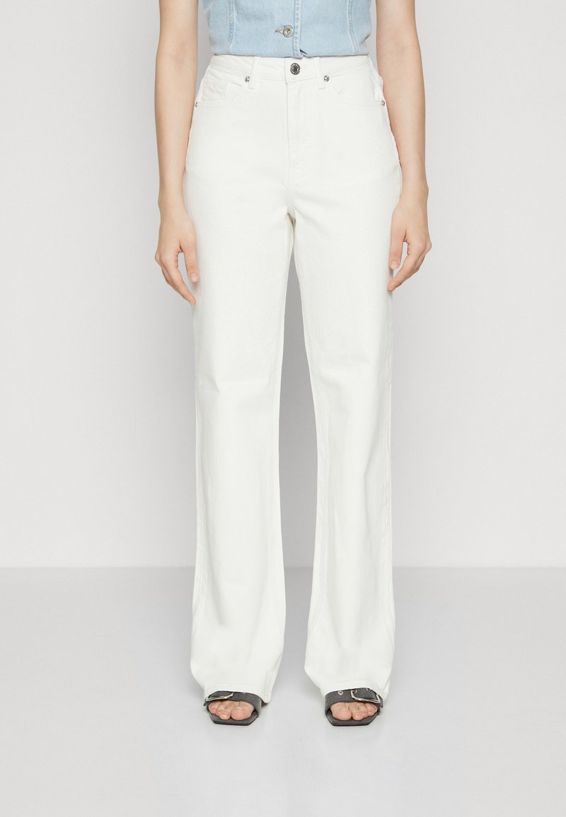 Vero Moda - WIDE - Flared jeans - bright white, Förstora