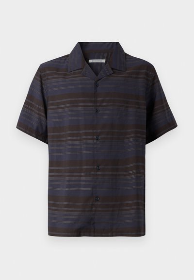 Chemise à manches courtes en bleu foncé et marron avec des rayures verticales, fermée par des boutons sur le devant, col pointu et texture de tissu lisse.