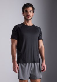 Pier One Sport REGULAR FIT SPORTS T-SHIRT - Paprasti marškinėliai - black