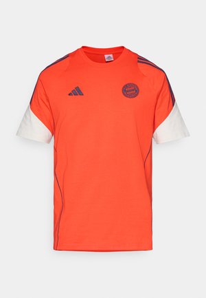 Oranges Baumwoll-T-Shirt mit weißen Ärmeln, blauen Akzenten und rundem Ausschnitt. Präsenter runder Aufdruck auf der Vorderseite und gestreiftes Detail an der Schulter.