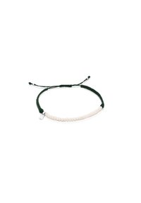 Pulsera ajustable verde con una fila de cuentas blancas y un pequeño charm de plata. Textura suave con un diseño sencillo.