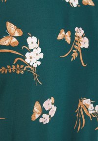 Stoff mit Blumenmuster in Dunkelgrün, verziert mit hellrosa Blumen und braunen Schmetterlingen. Glatte Textur mit detailliertem Muster.