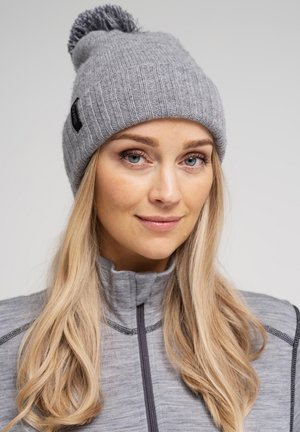 Grå strikket hue med et struktureret ribmønster og en pom-pom på toppen. Har et lille sort mærke på siden.