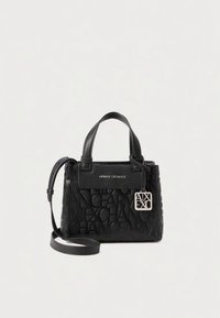 Zwarte leren handtas met gegraveerde letters, gestructureerde vorm, dubbele bovenhandvatten en verstelbare schouderriem. Voorzien van zilverkleurige logohardware.