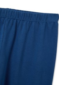 Cintura elástica de color azul marino con textura recogida, que presenta un tejido suave y sin patrones visibles. Vista en primer plano de la superficie del material.