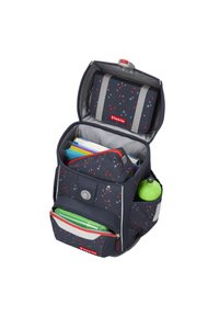 Dunkelblauer Rucksack mit geometrischen rot-weißen Mustern, mehreren Fächern, grauen Trägern und einer grünen Wasserflasche in der Seitentasche.