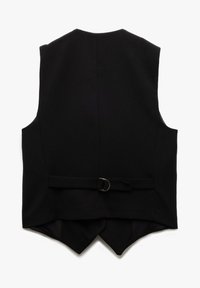 Schwarze ärmellose Weste mit scharfem Schnitt, ausgestattet mit einem rückseitigen Gürteldetail mit silberner Schnalle und einem abgerundeten Saum hinten. Strukturierter Stoff.