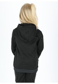 Felpa grigia scura con finitura testurizzata, dotata di cappuccio, maniche lunghe e orlo a coste. Design semplice, adatta per un abbigliamento casual.