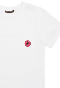 T-shirt bianca in cotone con un logo rosso rotondo che presenta un'anatra nera. Maniche corte e design classico a girocollo.