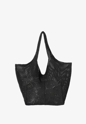 Bolsa tote negra de crochet con asas anchas y patrón de tejido abierto, presentada sobre un fondo blanco.