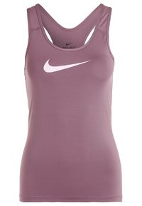 Fioletowy sportowy top bez rękawów z przewiewnym wzorem, z wycięciem w stylu racerback oraz kontrastującym białym logo Nike na piersi.