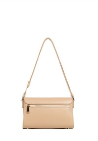 Beige leren schoudertas met een platte rechthoekige vorm. Het heeft een bovenste ritsluiting, een ritsvak aan de voorkant en een slanke verstelbare strap.