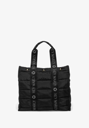 Zwarte puffer tote bag met een gewatteerd ontwerp, met twee zwarte banden met het "HEY MARLY" logo en accenten in goudkleurig metaal.
