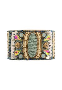 Bracelet en cuir perlé avec des tons verts et dorés texturés, accentué de cristaux colorés et de sequins dans des motifs complexes.