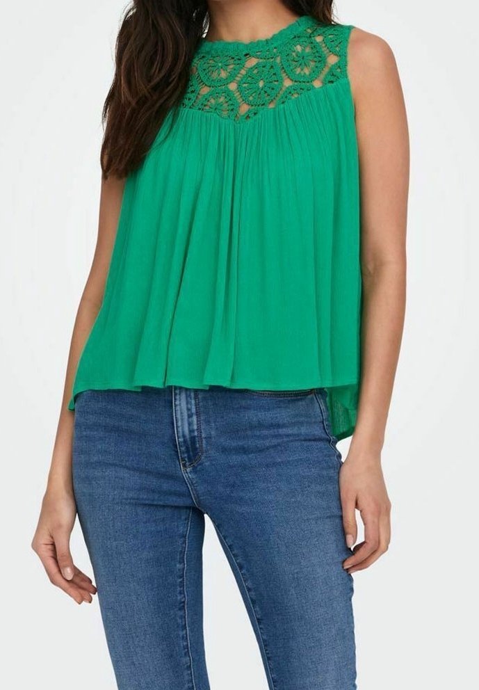 Blusa verde senza maniche con dettagli in crochet testurizzati sul collo, caratterizzata da un design fluido e plissettato e in tessuto leggero.