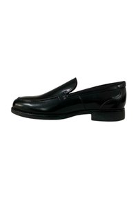 Scarpa slip-on in pelle nera con punta arrotondata, texture liscia, dettagli di cucitura minimi e tacco basso e piatto.