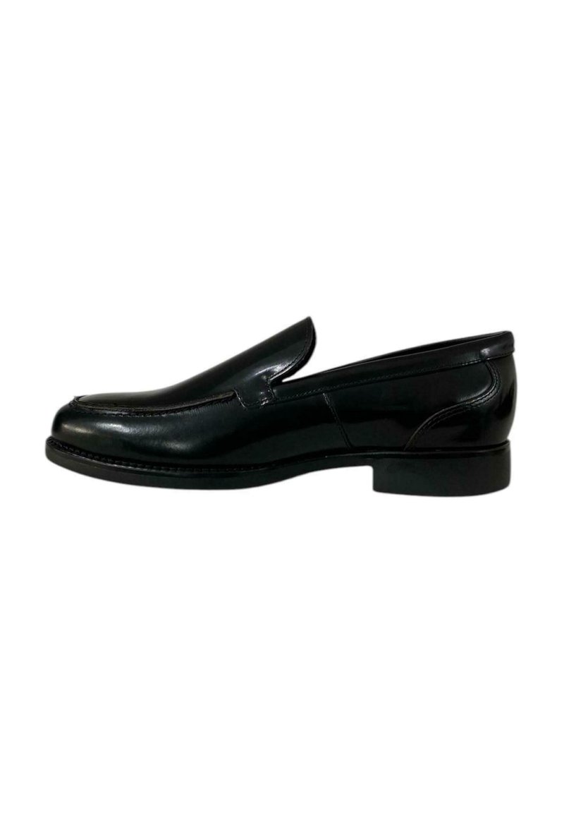 Scarpa slip-on in pelle nera con punta arrotondata, texture liscia, dettagli di cucitura minimi e tacco basso e piatto.