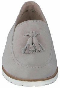Scarpa slip-on in suede grigio chiaro con dettaglio a nappina sul davanti, dotata di suola in gomma bianca e cuciture visibili.