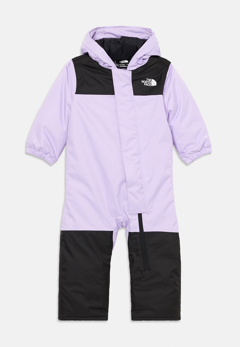 Macacão de inverno lilás e preto, isolado, com capuz, apresentando um fecho de correr na frente, punhos elásticos e um detalhe com logo no peito. Material suave e resistente à água.