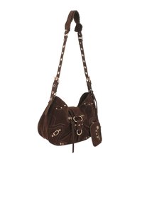 Bolso de hombro de ante marrón oscuro con correa ajustable, tachuelas de metal, hebilla frontal y un pequeño estuche con cremallera adjunto.