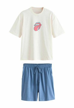 Weißes Kurzarmhemd mit rotem Zungen-Logo, kombiniert mit blauen Shorts mit Kordelzug, geeignet für Freizeit- oder Loungewear.