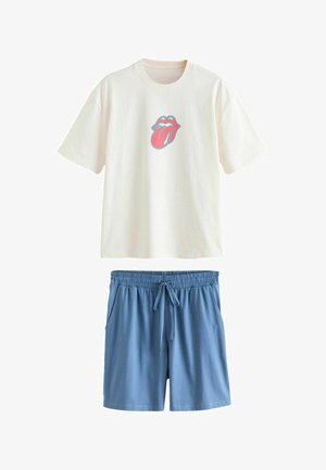 Baltas trumpomis rankovėmis marškinėlis su raudonu liežuvio logotipu, derinamas su mėlynais šortais su raišteliais, tinkantis kasdieniam ar laisvalaikio dėvėjimui.