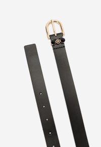 Svart läderbälte med en guldfärgad dubbelspänne, med ett blommotivsdetalj, slät textur och flera justeringshål.
