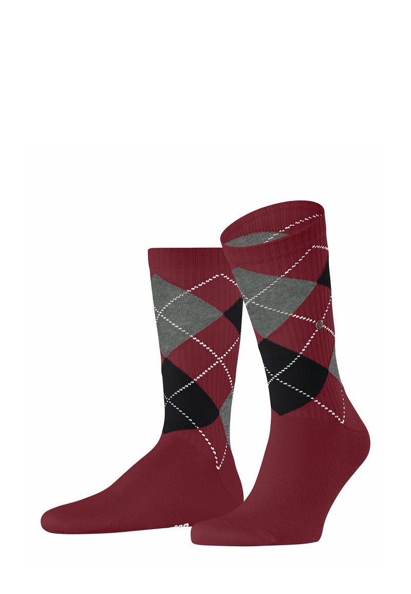 Chaussettes à motifs argyle rouges et grises avec des diamants noirs et des accents de couture blancs. Fabriquées en tissu extensible avec un bord côtelé.