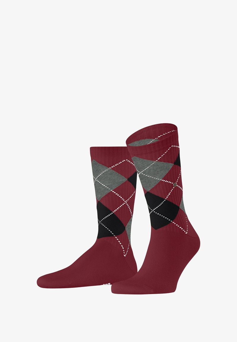 Chaussettes à motifs argyle rouges et grises avec des diamants noirs et des accents de couture blancs. Fabriquées en tissu extensible avec un bord côtelé.