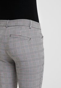 GAP Petite Vaqueros pitillo - grey