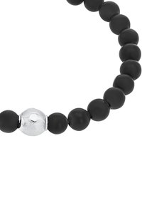 Bracciale di perline con sfere nere opache lisce e una perla di accento argentata lucida al centro. Design circolare, forma uniforme.