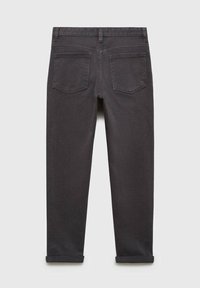 Tmavošedé džínsy so strihom rovného nohavice, s dvoma zadnými vreckami a zvinutými lemami. Vyrobené zo soft denim s hladkou textúrou.