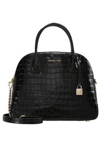 Czarna torebka ze skórzanym nadrukiem w krokodylą skórę, z podwójnymi uchwytami u góry, odpinanym paskiem na ramię, złotymi elementami oraz akcentem w postaci zamka. Markowy znak Michael Kors.